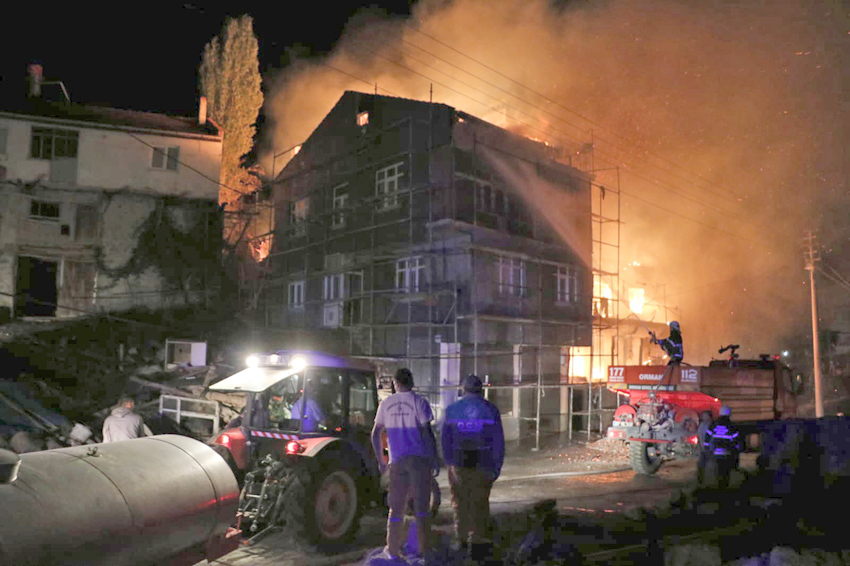 Sandıklı'da yangın: 3 ev ve bir ahır kullanılamaz hale geldi.